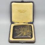 COLECIONISMO - Linda cigarreira JAPONESES DAMASCÊNICOS - Início do século XX, assinado e marcado com K24 na parte interna, Komai. Ricamente decorado com apresentam vastas paisagens com pagodes e barcos. Marcas do tempo e de uso.