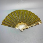 COLECIONISMO - Antigo leque em madreperola, ricamente decorado com incrustrações em prata e ouro, delicadas folhas em seda, decorado com bordado e paetes. Med. fechado 21 cm. Desgastes e pequenas faltas.