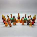 COLECIONISMO - Lote de aproximadamente 15 miniaturas de garrafas de bebidas diversas. Maior 13 cm e menor 9 cm. Algumas com evaporação.