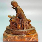 ARTE SACRA - Escultura de menina sebre cruz em mármore - França - Med. 11x11x7,5 cm. Apresentam faltas.