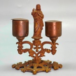 ARTE SACRA - Raros e antigos vasos de coleção, para óleos, em bronze dourado, tendo ao centro imagem do Sagrado Coração de Jesus. Base com vazados e trabalhos em relevo. Med. 12,5x10x7cm