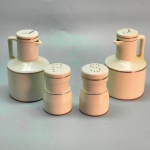 PORCELANA - Conjunto de galheteiro, azeite, vinagre, sal e pimenta. Med. 12 cm e 7 cm.