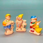 DIVERSOS - Lote de 3 bibelôs em porcelana japonesa, representando crianças. Med. 7 cm.