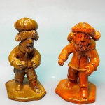 DIVERSOS - Bibelôs, lote de 2 esculturas em barro cozido e esmaltado, assinado no fundo. Alt. 7 cm e 7,5 cm.