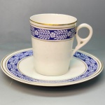 PORCELANA - Xícara de café porcelana alemã branca, azul e dourado. Med. 5x5,5x4 cm e 9 cm.