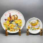 PORCELANA - Prato decorativo, branca decorado com queijos e pães, travessa e pratinho. Dia. 29c27 cm e 19 cm. bicados.