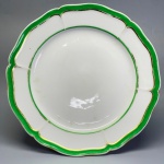 PORCELANA - Prato decorativo branca decorado com faixas verdes, resquícios de detalhes dourados. Dia. 24 cm.