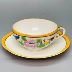 PORCELANA - ORIENTAL - Xícara de chá em fina porcelana, dita casca de ovo, decoradas com flores, policromadas e pássaros. Med. 4x10x8,5 cm e 13 cm.
