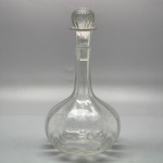 DEMI CRISTAL - Linda licoreira em demi cristal, rendada, decorada com conchas, delicadas flores, arabescos, tampa adaptada. Turva. Alt. 27 cm.