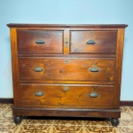 MOBILIÁRIO - Cômoda em madeira nobre, com 2 gavetas e 2 gavetôes, puxadores em metal em formato de concha. Med. 97x104x49 cm. Marcas do tempo e de uso. Móveis Usados - Lote de móvel antigo e usado, podendo apresentar marcas de uso e desgaste natural do tempo. Há possibilidade de danos ocultos e ou outras imperfeições.  Não há garantia ou possibilidade de devolução após a aquisição. Recomenda-se inspeção prévia.