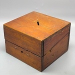 DIVERSOS - Antigo cofre em madeira. Med. 13x18x17 cm. Sem chaves.