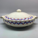 FAIANÇA - Terrina em faiança européia, nas cores azul, branco e vermelha. Med. 10x26x22 cm. Lascados.