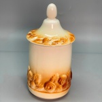 FAIANÇA - Potiche decorado com rosas em relevo. Med. 18x10 cm. Bicados.