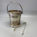 METAL - Baldinho de gelo com pegador, ambos em metal espessurado a prata. Med. 14x13 cm e 15 cm. Desgastes.