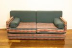 MOBILIÁRIO - Sofá de 2 lugares estofados. Med. 79x175x82 cm. Marcas de uso.