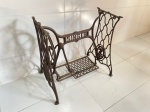 DIVERSOS - SINGER - Rústico e decorativo pé de maquina em ferro forget, modelo dito "aranha" , cerca de 1930. Med. 67x72x47 cm.
