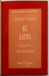 Livro: ALMEIDA, Fialho de. `Os Gatos`, Prefácio e seleção de José Lins do Rego. Rio de Janeiro: Livros de Portugal, 1942; 332p. Enc. conservando as capas. Tiragem de 250 exemplares em papel especial assinados pelo editor Jaime Cortesão.
