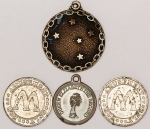 Lote com 4 peças sendo 1 medalha Escola superior de guerra 28mm. 1 medalha Rainha Elizabeth II 20mm. e 2 fichas Amusement Only For. 22mm. Original. 