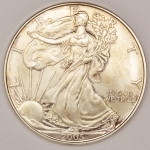 Numismática, USA. Moeda de 1 onça de prata 999. (31.10g) Eagle Walking Liberty. Ano 2005. Encapsulada. Data escassa para colecionadores.