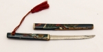 Katana em miniatura com bainha em madeira decorada. 17cm fechada. Lâmina com 8cm. 