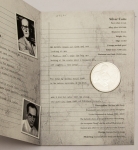 Numismática, Brasil. Cartela com moeda de 2 reais, 2002. 100 anos do nascimento de Carlos Drumond de Andrade. 40mm. 28g. Prata 999. 