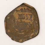 Numismática, Espanha. Região da Galícia proveniente de achado arqueológico. Preserva resquícios do solo onde foi encontrada. Acreditamos que Felipe IV 1621-1655. Também conhecida como moeda ou dinheiro pirata. Muito atraente para estudo e classificação. 21mm. 5,3g. 