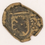 Numismática, Espanha. Região da Galícia proveniente de achado arqueológico. Preserva resquícios do solo onde foi encontrada. Acreditamos que Felipe IV 1621-1655. Também conhecida como moeda ou dinheiro pirata. Muito atraente para estudo e classificação. 22mm. 6,9g.
