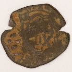 Numismática, Espanha. Região da Galícia proveniente de achado arqueológico. Preserva resquícios do solo onde foi encontrada. Acreditamos que Felipe IV 1621-1655. Também conhecida como moeda ou dinheiro pirata. Muito atraente para estudo e classificação. 27mm. 5,3g.