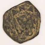 Numismática, Espanha. Região da Galícia proveniente de achado arqueológico. Preserva resquícios do solo onde foi encontrada. Acreditamos que Felipe IV 1621-1655. Também conhecida como moeda ou dinheiro pirata. Muito atraente para estudo e classificação. 17mm. 2,8g. 