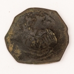 Numismática, Espanha. Região da Galícia proveniente de achado arqueológico. Preserva resquícios do solo onde foi encontrada. Acreditamos que Felipe IV 1621-1655. Também conhecida como moeda ou dinheiro pirata. Muito atraente para estudo e classificação. 22mm. 4,8g. 