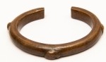 Numismática, Ogondo ou manila. Moeda de troca e adorno de origem africana. Possui o formato de pulseira. Muito colecionável, com grande procura no mercado numismático internacional e também como peça exótica. No Brasil já existem recentes publicações à respeito. Exemplar proveniente de coleções europeias de mais de 50 anos de garimpo. Exemplar com 3 detalhes na parte superior. Marcas de uso. Muito antigas. 102g 8x6,5. 