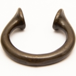 Numismática, Ogondo ou manila. Moeda de troca e adorno de origem africana. Possui o formato de pulseira. Muito colecionável, com grande procura no mercado numismático internacional e também como peça exótica. No Brasil já existem recentes publicações à respeito. Exemplar proveniente de coleções europeias de mais de 50 anos de garimpo. Pequeno exemplar com 80g. 60x63mm Perfeito estado. 