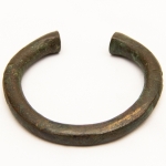 Numismática, Ogondo ou manila. Moeda de troca e adorno de origem africana. Possui o formato de pulseira. Muito colecionável, com grande procura no mercado numismático internacional e também como peça exótica. No Brasil já existem recentes publicações à respeito. Exemplar proveniente de coleções europeias de mais de 50 anos de garimpo. Exemplar muito antigo. 80x75mm. 104g. Detalhes tribais Pátina do tempo. Marcas de uso. 