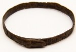 Numismática, Ogondo ou manila. Moeda de troca e adorno de origem africana. Possui o formato de pulseira. Muito colecionável, com grande procura no mercado numismático internacional e também como peça exótica. No Brasil já existem recentes publicações à respeito. Exemplar proveniente de coleções europeias de mais de 50 anos de garimpo. Rústica peça fechada retratando própria cauda. Rica simbologia. Conhecida como ouroboros. Simboliza a eternidade, o ciclo infinito da vida, morte e renascimento. Renovação contínua e a unidade dos opostos. Raízes no Egito antigo. Raridade. Rústica. Demonstrando sua antiguidade. 75mm. 36g. 