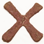 Numismática, Curiosa moeda primitiva. Cruzeta de Katanga. Usada por nativos em Katanga, Luanda, Benguela, etc. Exemplar totalmente original com 22x22cm. Aproximados 849g. Rústico exemplar muito antigo. Magníficas marcas do tempo e pátina exuberante.