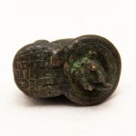 Numismática, Peso de ópio. Burma, Sião, Laos principalmente. Remonta ao séc XV. Serviam como moeda e também usados para medir produtos de alto valor. Possuíam ainda propósitos religiosos e políticos simbolizando o poder do Espírito Divino no céu e dos reis na terra. Vamos oferecer raíssimos exemplares em nosso leilão. Oportunidade. Exemplar de extrema raridade. Caracol. 16,8g. 