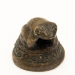 Numismática, Peso de ópio. Burma, Sião, Laos principalmente. Remonta ao séc XV. Serviam como moeda e também usados para medir produtos de alto valor. Possuíam ainda propósitos religiosos e políticos simbolizando o poder do Espírito Divino no céu e dos reis na terra. Vamos oferecer raíssimos exemplares em nosso leilão. Oportunidade. Raro e inédito. Sapo 16,5g. 