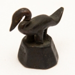 Numismática, Peso de ópio. Burma, Sião, Laos principalmente. Remonta ao séc XV. Serviam como moeda e também usados para medir produtos de alto valor. Possuíam ainda propósitos religiosos e políticos simbolizando o poder do Espírito Divino no céu e dos reis na terra. Vamos oferecer raíssimos exemplares em nosso leilão. Oportunidade única. Macaco com 332,5g. 70x57x60mm. Peça raríssima por seu tamanho. Pátina magnífica. Vestígios do solo (possível achado arqueológico) 1600-1860.