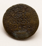 Botão com inscrições gregas. Secular. Possivelmente XIII - XV. 23mm. 