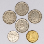 Numismática, Argentina. Lote com seis moedas, sendo uma de 5 pesos (1963) e cinco de 1 peso (1957, 1959, 1960(2) e 1975).