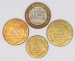 Numismática, França. Lote com quatro moedas, sendo uma de 10 centimes (1987), duas de 20 centimes (1987 e 1989) e uma de 10 francos (1991).