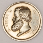 Majestosa Medalha Imperial do Brasil. Medalha Premial da Academia de Belas Artes do Rio de Janeiro. Ostentando busto do Imperador D. Pedro II. Busto este em alto relevo. Prata 26g. 34mm. Gravador Christiano Luster F. Para colecionadores.