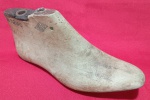 ANTIGA FORMA DE SAPATO EM MADEIRA. COMPRIMENTO 23,5 CM.