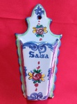 ANTIGO PORTA TEMPERO DE SALSA, DE PAREDE, EM PORCELANA. POSSUEM ALGUMAS PERDAS COMO MOSTRAM IMAGENS. MEDE 10,5 X 21 CM. POSSUI ALGUNS DANOS DO TEMPO.