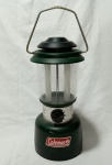 LAMPEÃO DA MARCA COLEMAN, A PILHA. CORPO DE PLÁSTICO. POSSUI UM TRINCADO, COMO MOSTRA IMAGEM. APROXIMADAMENTE 28 CM DE ALTURA.