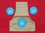 ANTIGA BRAÇADEIRA MILITAR DA FORÇA DE PAZ DA ONU. ACOMPANHA DOIS PATCHES.