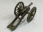 MINIATURA DE CANHÃO. MEDE APROXIMADAMENTE 5 X 5 X 11 CM. O CANHÃO ESTÁ SOLTO DAS RODAS.