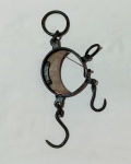 ANTIGA BALANÇA DE MÃO EM FORMA DE MEIA LUA.
