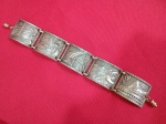 PULSEIRA EM PRATA PERUANA COM DETALHES EM RELEVO. COMPRIMENTO TOTAL 18 CM.