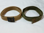 LOTE CONTENDO DOIS CINTOS MILITARES. UM DELES U.S. 1945. COMPRIMENTOS 88 E 93 CM.